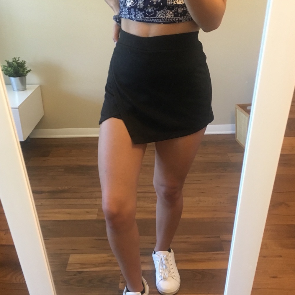 Envelope Black Skort